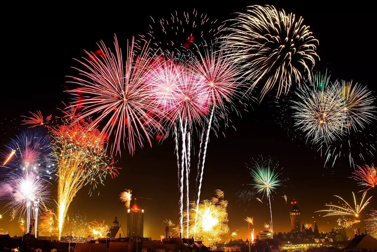 ¿Qué sales dan color a los fuegos artificiales?